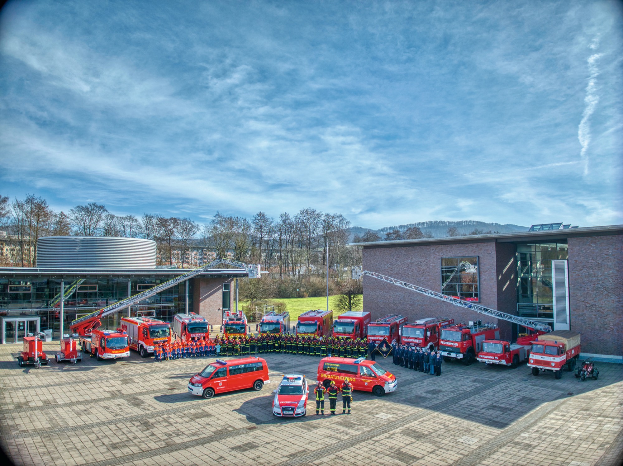 Die Feuerwehr Schmalkalden mit ihrem gesamten Fuhrpark und der Mannschaft vor dem Gerätehaus in der Wilhelm-Külz-Straße