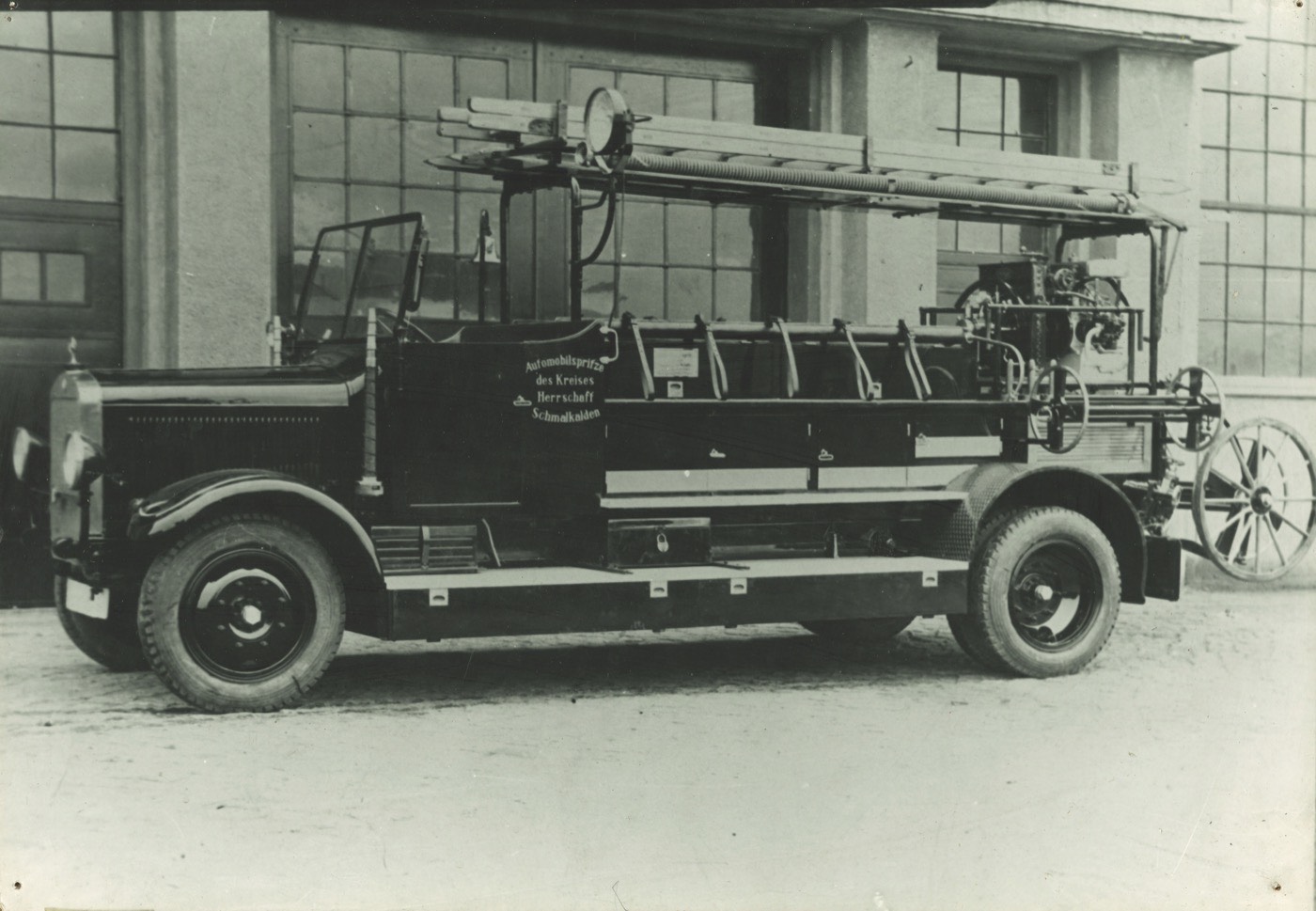Historische Automobilspritze der Feuerwehr Schmalkalden vor dem Gerätehaus