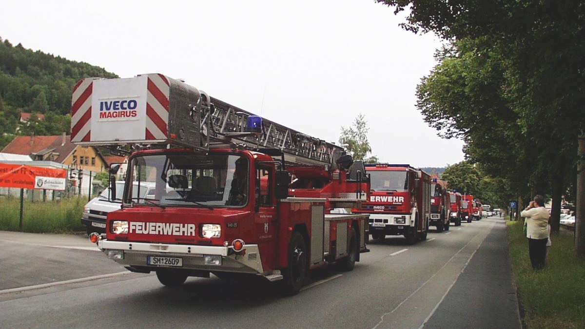 Fahrzeugkorso mit Drehleiter zur Übergabe des Gerätehauses im Juni 2001