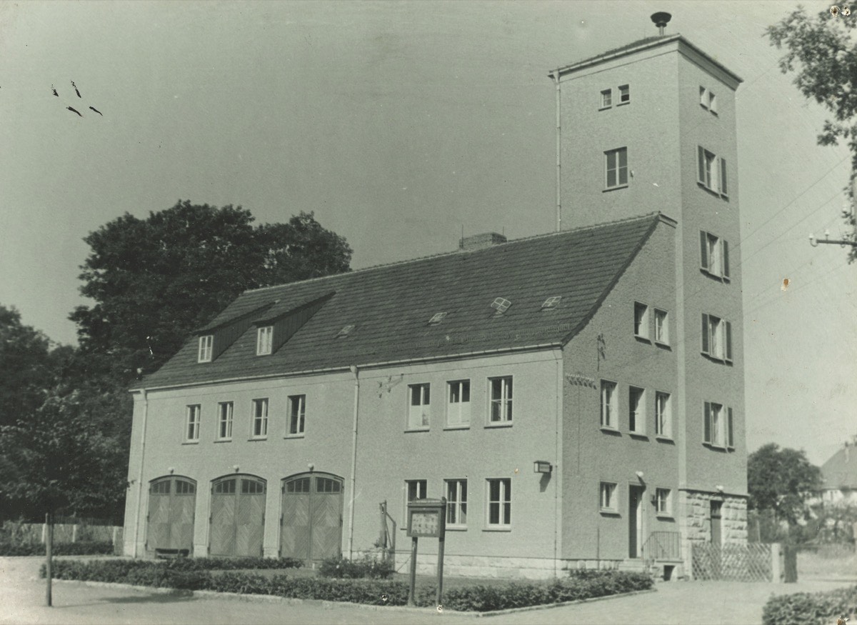 Das Gerätehaus in der Wilhelm-Külz-Straße 9 mit Steigerturm