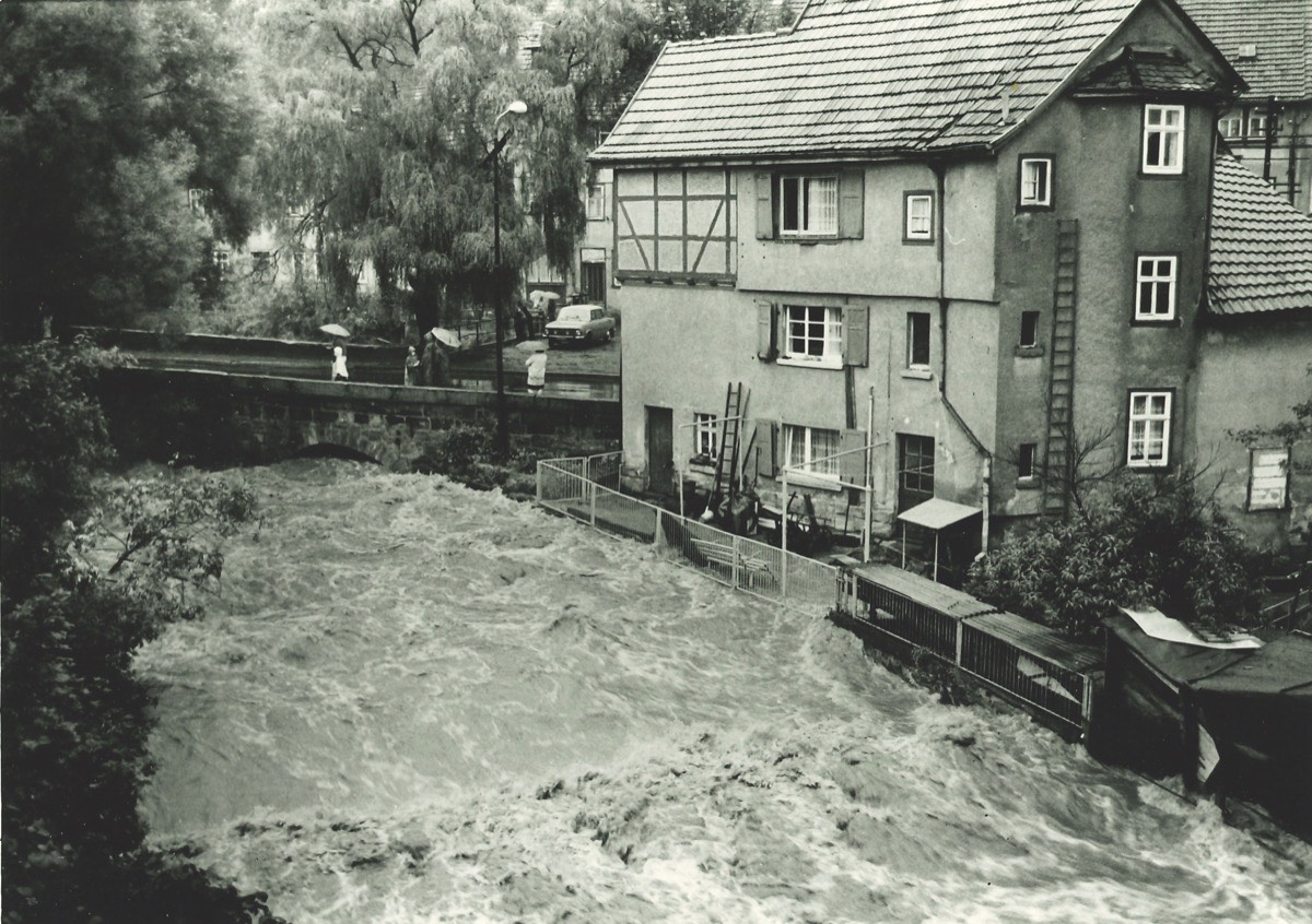 Hochwasser in Schmalkalden, reißendes Wasser an Fachwerkhäusern