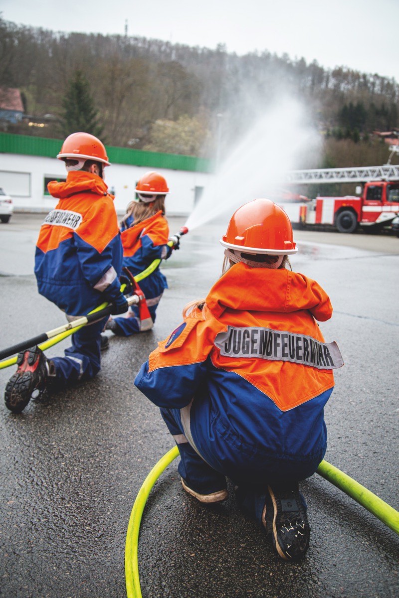 Jugendfeuerwehrmitglieder am Strahlrohr im Übungsdienst