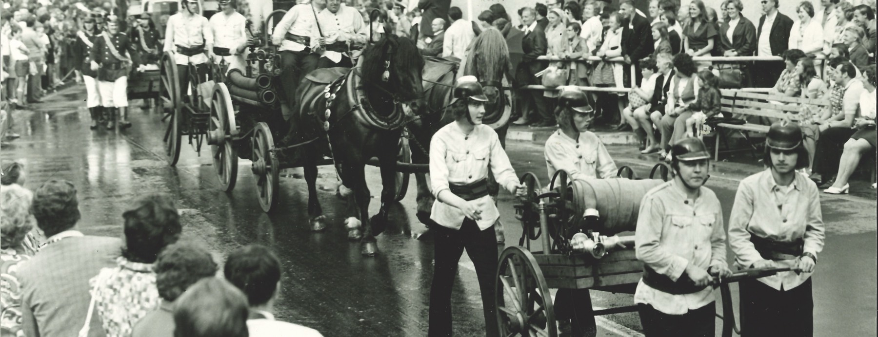 Festumzug zum 100-jährigen Bestehen 1974 mit Pferdespritze und historischer Handdruckspritze
