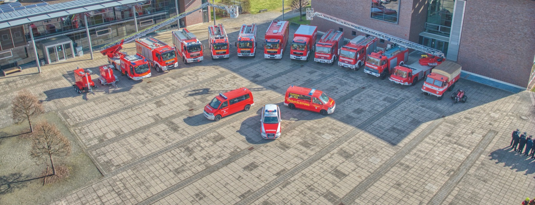 Der Fuhrpark der Feuerwehr Schmalkalden aufgereiht vor dem Gerätehaus